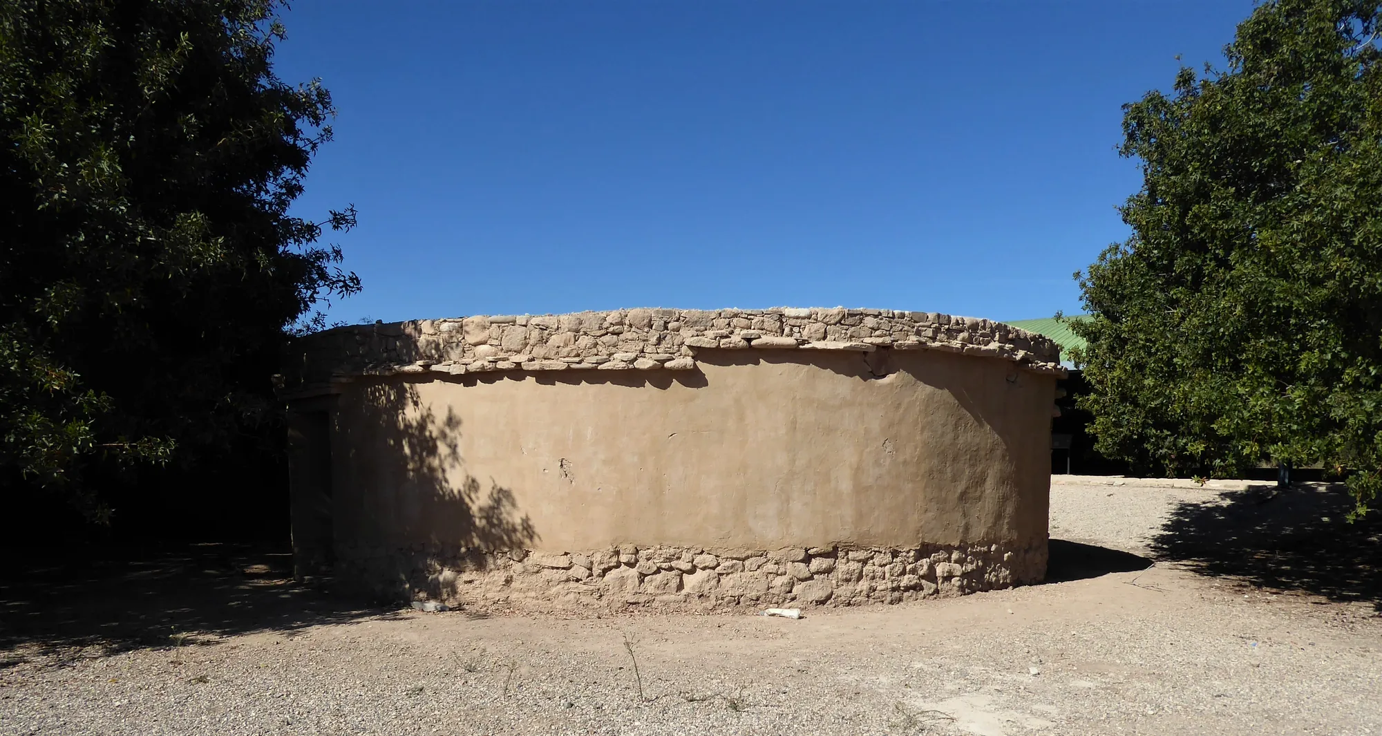 Modern full-size replica of the Pithos House (Building 3) at Kissonerga-Mosphilia. Photo: Chris06, CC BY-SA 4.0, via Wikimedia Commons