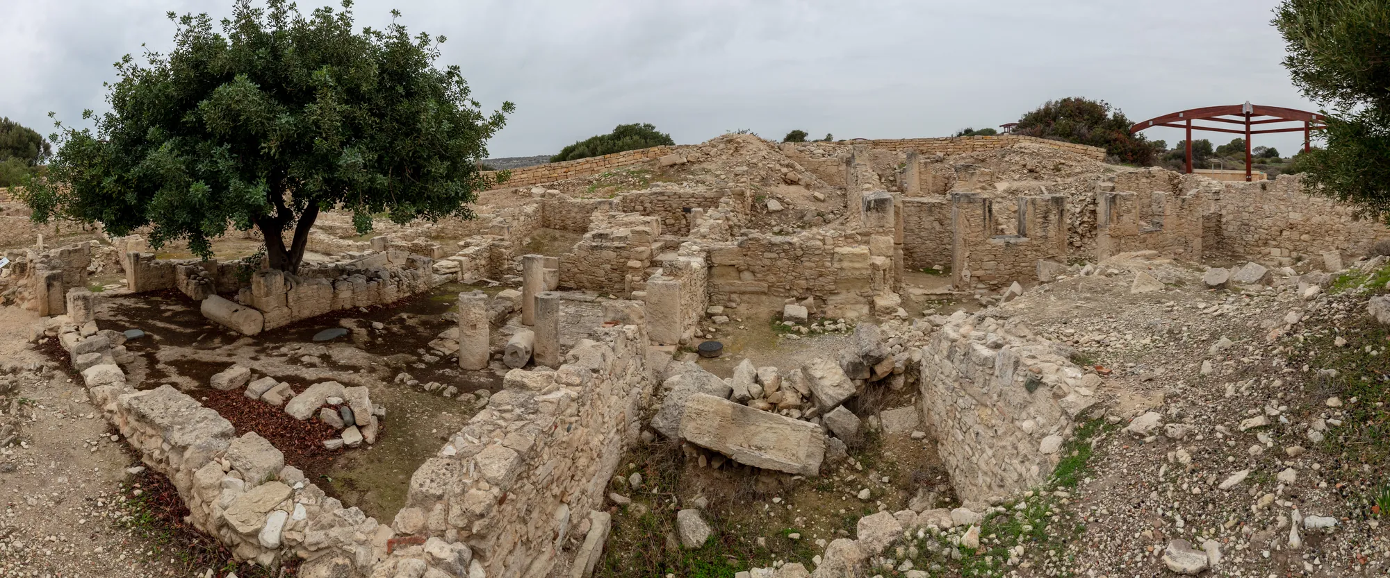 The Earthquake House on the south-eastern edge of the Kourion acropolis. Photo: Diego Delso, CC BY-SA 4.0, cropped, via Wikimedia Commons