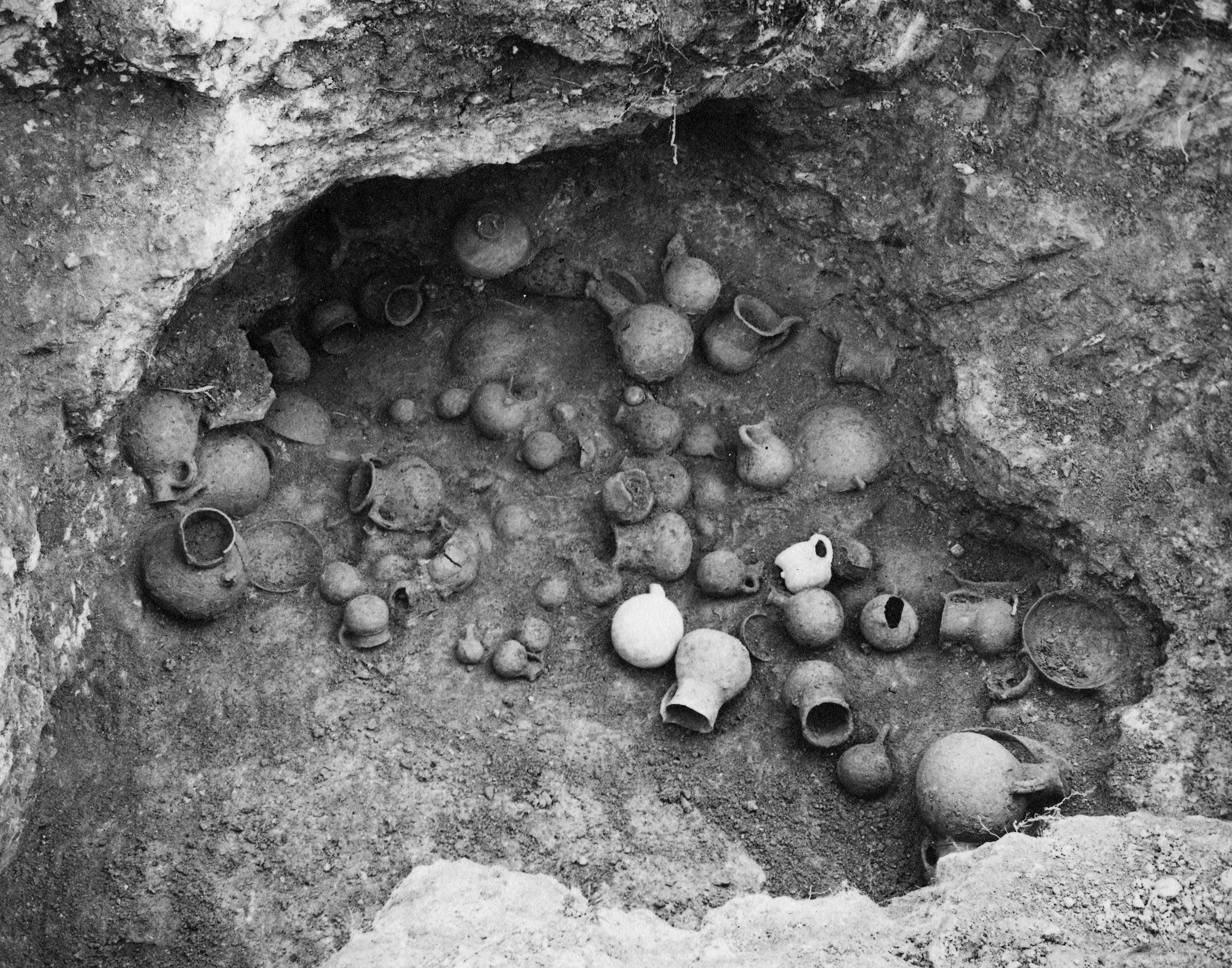 Tomb 702 at Lapithos as the Swedish Cyprus Expedition found it in 1927, its chamber floor crowded with pottery. Photo: John Lindros, Swedish Cyprus Expedition, Medelhavsmuseet, CC0, via Wikimedia Commons