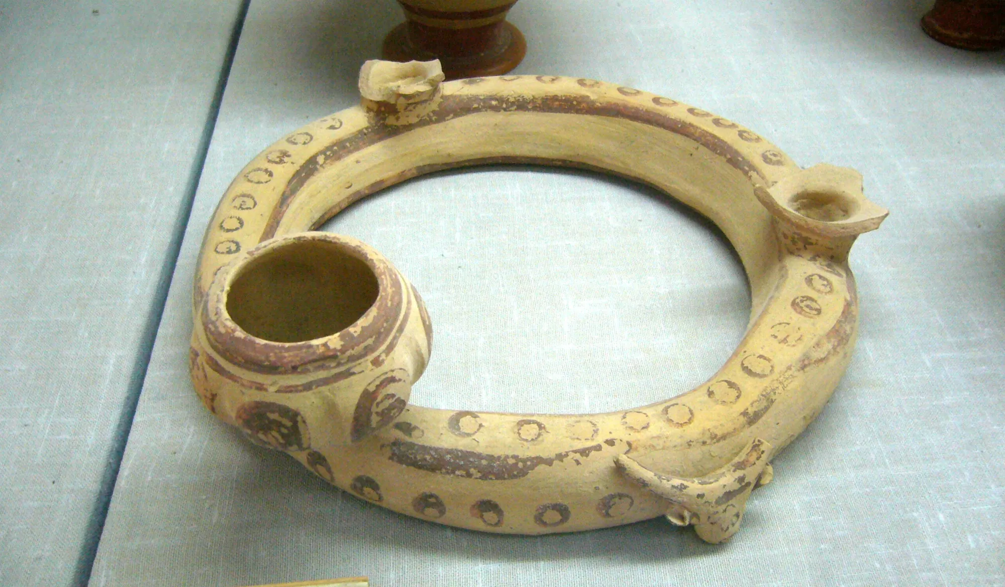 A Mycenaean ring vase from Maroni, dated about 1300 to 1230 BC, in the Cyprus Museum, Nicosia. Photo: Молли (Molli), CC BY-SA 4.0, via Wikimedia Commons, cropped.