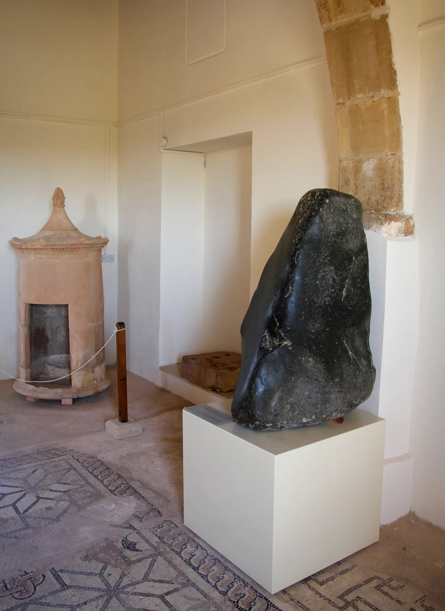The conical stone from the sanctuary of Aphrodite at Palaepaphos, Local Museum of Palaipaphos. Photo: Wojciech Biegun, CC BY-SA 3.0, via Wikimedia Commons