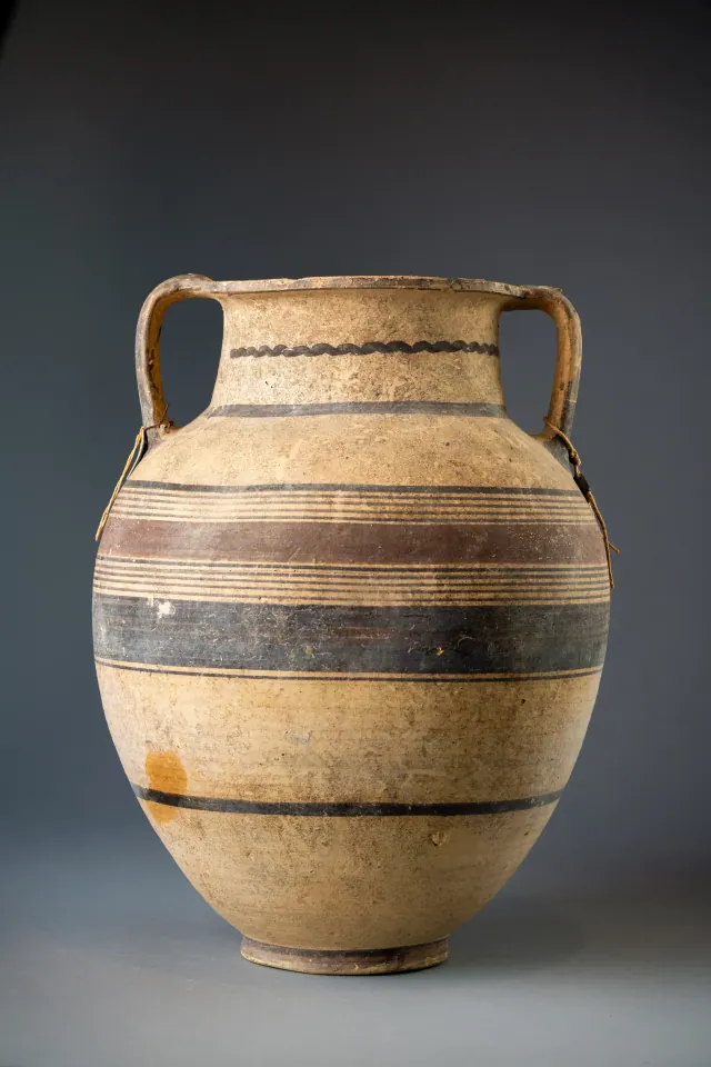 Large Bichrome Amphora with a Wavy Line on the Neck