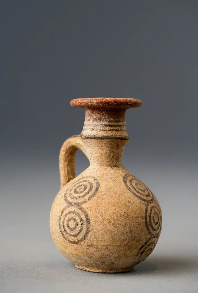 Bichrome IV Handle-Ridge Juglet with Rows of Concentric Circles
